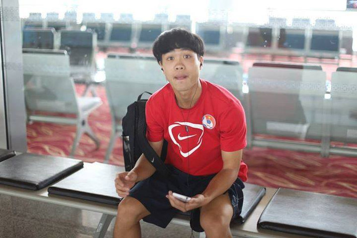 Khi bị bắt gặp tại sảnh khách sạn mà U19 Việt Nam đóng quân tại Brunei, Công Phượng lập tức làm gương mặt gây cười để trêu phóng viên đang tác nghiệp tại giải vô địch U22 Đông Nam Á.
