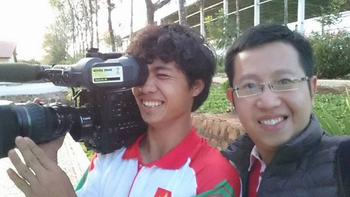 Khi phóng viên có dịp lên đại bản doanh Hàm Rồng của Học viện bóng đá HAGL JMG, Công Phượng đã ra đàm phán để mình cầm máy quay thử xem năng khiếu ghi hình của mình ra sao.