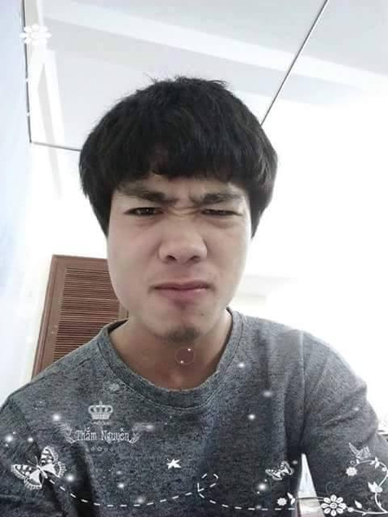 Công Phượng tạo khuôn mặt biểu cảm với bức ảnh mặt tự sướng.