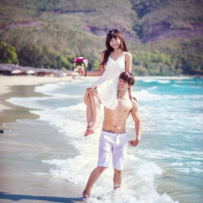 Khánh Linh và Hoàng Đức quen nhau vào cuối năm 2014 trong phòng tập thể hình. Đức là con trai duy nhất trong gia đình nên được bố mẹ cưng chiều, bao bọc kỹ lưỡng. 20 tuổi, nhưng Đức chưa từng đi đâu quá xa tầm kiểm soát của cha mẹ, đặc biệt là đi bằng xe máy. Nên việc lấy một “nữ phượt thủ” theo cách “bất chấp” với Đức là một điều không tưởng.