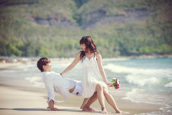 Thời gian qua, chuyện tình độc đáo chỉ cưới mà không yêu của cặp đôi Khứu Khánh Linh (1990) và Hoàng Đức (1995) đang trở nên khá hot trong cộng đồng "ưa xê dịch" cũng như cộng đồng mạng Việt.
