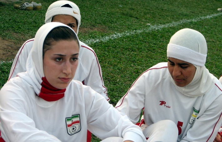 LĐBĐ Iran còn bị cáo buộc rằng, việc để cho 8 người là nam giới lọt vào ĐT nữ Iran là một hành vi "vô đạo đức".