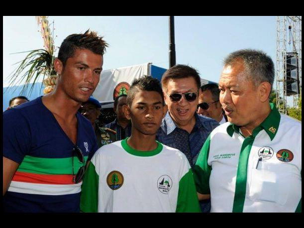 Kể từ đó, cái tên "ông em Indonesia" của Cristiano Ronaldo được gắn với Martunis. Năm 2005, Martunis được Cris Ronaldo mời đến thăm các tuyển thủ Bồ Đào Nha tại trại tập huấn ở Lisbon.