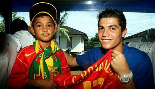 Cảm động trước tình yêu bóng đá và tình yêu ĐT Bồ Đào Nha của Martunis, Cris Ronaldo đã tìm cách liên hệ với Martunis và đồng thời kêu gọi các đồng đội tại ĐT Bồ Đào Nha quyên góp để ủng hộ cậu bé này.