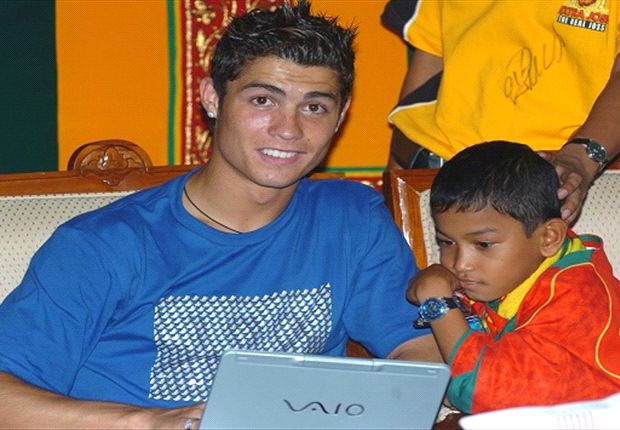 Đích thân CR7 đã đáp máy bay đến Indonesia để gặp Martunis trao số tiền ủng hộ và động viên cậu bé này. Sau lần đó, mối liên hệ giữa CR7 và Martunis ngày càng thường xuyên hơn. Chính căn nhà mà Martunis đang sinh sống đã được CR7 đích thân dùng tiền túi của mình để xây dựng lại.