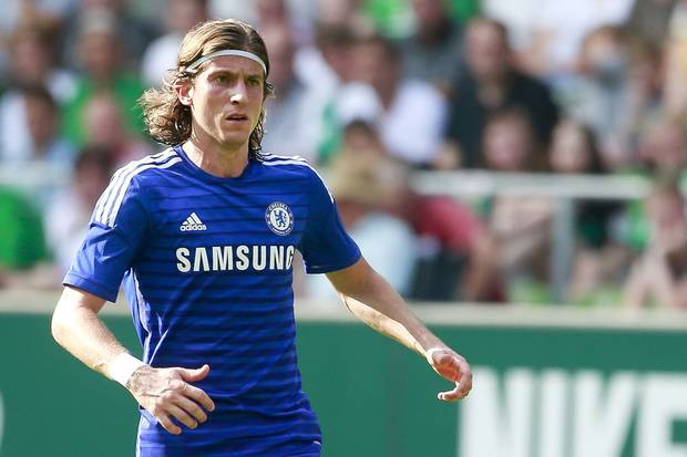 Filipe Luis mới chỉ được ra sân 22 trận cho Chelsea ở mùa giải đầu tiên trên tất cả các mặt trận (tính riêng ở Premier League là vỏn vẹn 7 trận đá chính, 5 trận từ băng ghế dự bị). Cầu thủ này đang rất khó khăn trong việc hòa nhập với CLB mới. Không có cơ hội để thể hiện bản thân, rất có thể hậu vệ người Brazil sẽ tìm đường trở lại đội bóng cũ Atletico Madrid.