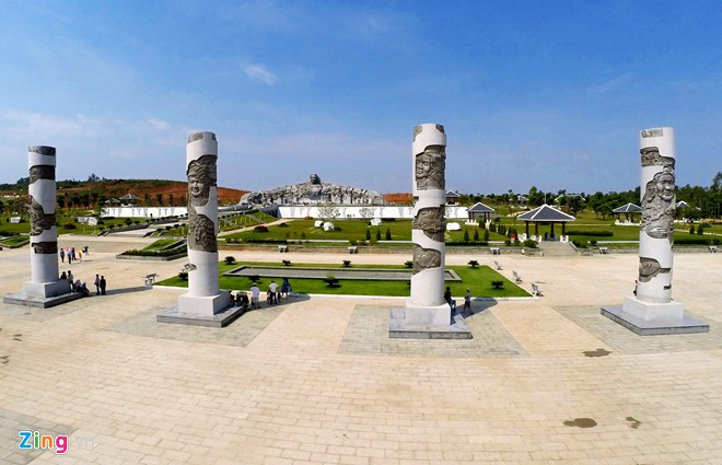 Quần thể kiến trúc tượng đài còn gồm 8 trụ huyền thoại ở hai bên cổng vào, mỗi trụ cao 11,2 m, đường kính hơn 1,2 m làm bằng đá hoa cương.