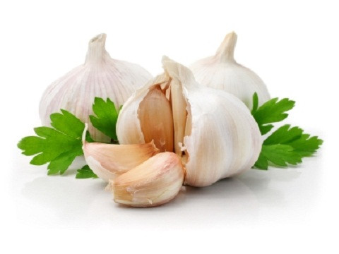 Tỏi: Tỏi tuy có mùi, khiến một số chị em rất ngại dùng, nhưng nếu áp dụng cách trị mụn cơm từ tỏi, các nốt mụn cơm sẽ biến mất hiệu quả sau 3 tuần. Hãy giã nhỏ tỏi và đắp lên mụn cơm mỗi ngày 2 lần.
