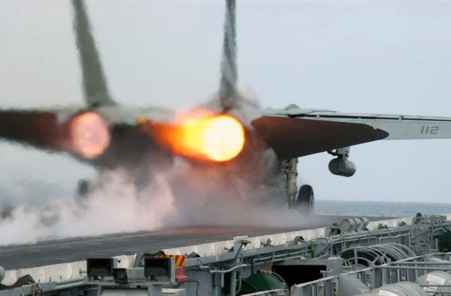 Chiến đấu cơ Grumman F-14 Tomcat chuẩn bị cất cánh.