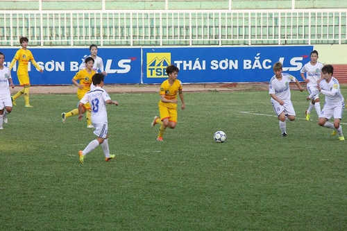 Là cầu thủ có kỹ thuật và tư duy tốt, Tuyết Dung được HLV Văn Thị Thanh đặt vào vị trí tiền vệ trung tâm ở đội Phong Phú Hà Nam.