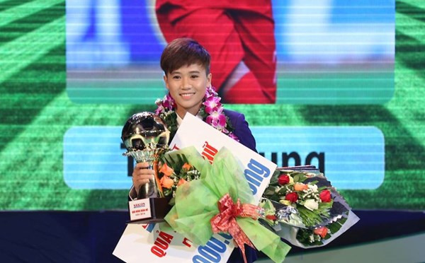 Trong lễ trao giải Quả bóng vàng Việt Nam vừa qua, Tuyết Dung đã xuất sắc vượt qua hai đàn chị Kiều Trinh (151 điểm) và Minh Nguyệt (129 điểm) để giành “Quả bóng Vàng VN 2014” với 223 điểm.
