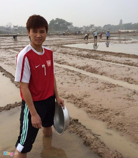 Được biết, gia đình Tuyết Dung khá khó khăn. Khi biết tin con gái nằm trong Top ba cầu thủ nữ có thể giành “Quả bóng vàng VN 2014”, ba mẹ Tuyết Dung vốn làm nghề nông đã phải sang nhà hàng xóm vay một ít tiền để có thể vào TP HCM chia vui cùng con gái.