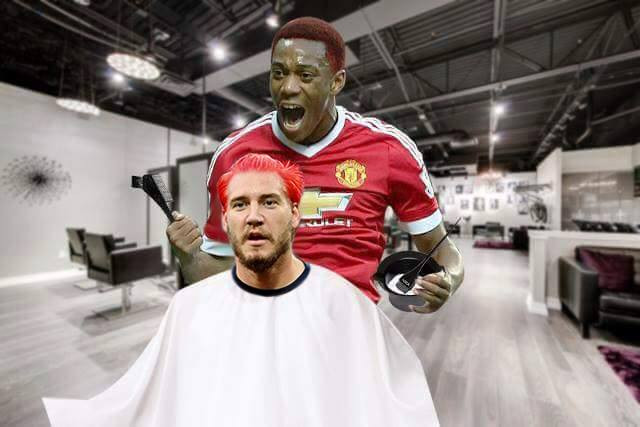 Trong bức ảnh chế hài hước này, tân binh Martial của Man United đang nuôi hy vọng sẽ bắt được "thánh" Bendtner nhuộm đỏ mái đầu của mình.