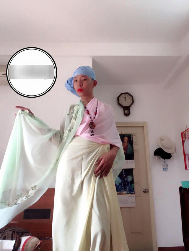 Thời gian gần đây, cư dân mạng đã phải khóc thét khi "khai quật" được một anh chàng bán hàng online sở hữu phong cách thời trang vô cùng dị hợp.