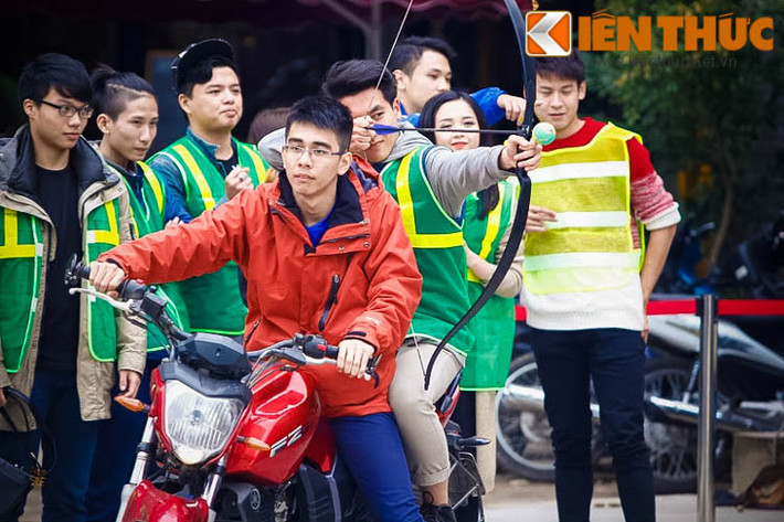 Đến với cuộc thi bắn cung không chuyên này, các bạn trẻ phải trải qua hai vòng thi với các thử thách hết sức thú vị. Cụ thể, các "cung thủ" sẽ phải ngồi trên xe xích lô (đứng yên) và xe máy (đang di chuyển) rồi giương cung bắn vào mục tiêu phía trước.
