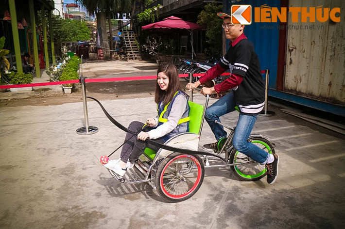 Ở các cuộc thi bắn cung trước đây, người chơi chỉ phải đứng yên một chỗ, giương cung ngắm bắn. Tuy nhiên, trong cuộc thi này các bạn trẻ phải ngồi trên xích lô, xe máy, vừa di chuyển vừa ngắm bắn. Đây thực sự là một thử thách khá lớn với các bạn trẻ.