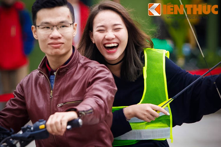 Bên cạnh đó cũng có rất nhiều nữ nhi cũng tham gia trò chơi được cho là nam tính này. Nhưng rất nhiều những nữ cung thủ thể hiện được đẳng cấp "sát thủ" của mình với cây cung.