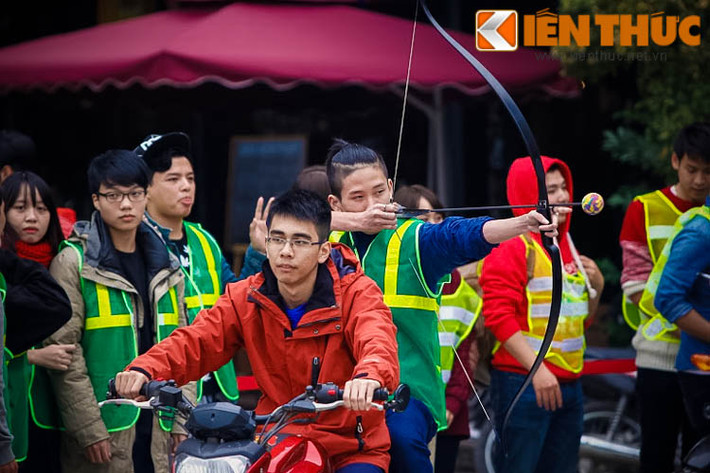 Rất nhiều những cung thủ đẹp trai khoe sự mạnh mẽ của mình với những cây cung làm nhiều bạn nữ mê như điếu đổ.