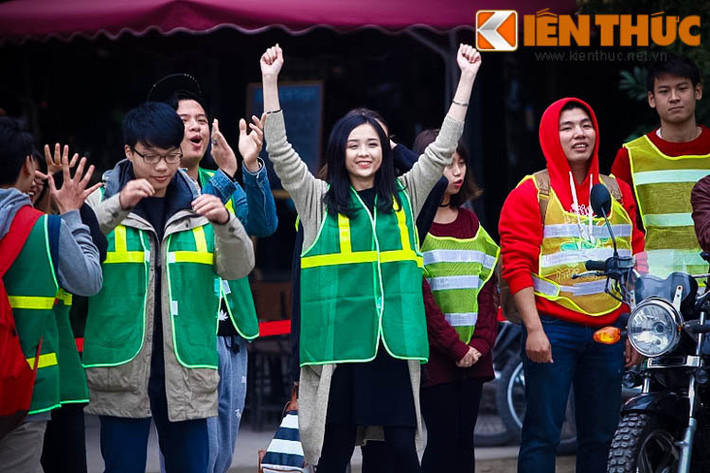 Rất nhiều trai xinh gái đẹp của Hà thành đã quy tụ trong ngày hội bắn cung không chuyên này.