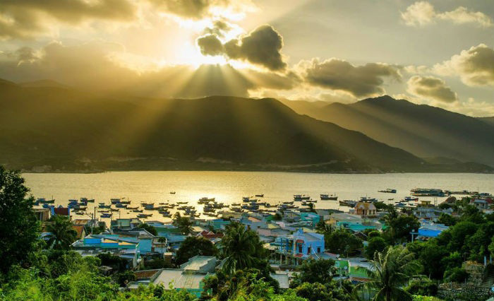 Đảo Bình Hưng (Nha Trang) nổi bật trên nền nước biển xanh ngắt, nhìn từ xa giống như một viên ngọc sáng trên chiếc vương miện lấp lánh là biển cả mênh mông. Nước biển ở đây có màu xanh ngọc bích đặc biệt, trong đến nỗi có thể nhìn thấy những đàn cá bơi lội ở dưới đáy hay những rặng san hô đẹp rực rỡ.