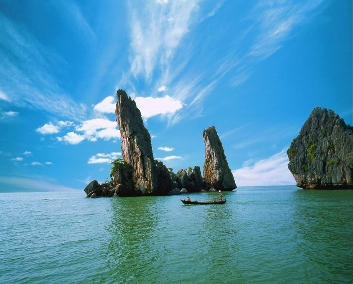 Đảo Bà Lụa (Kiên Giang) với vẻ đẹp hoang sơ, khoáng đạt sẽ khiến bạn phải ngộp thở khi khám phá. Biển ở đây không quá sâu mà chỉ ngang ngực (hiện tượng nước ròng) nên bạn có thể di chuyển từ đảo này sang đảo khác một cách dễ dàng. Thêm vào đó, ở đây có rất nhiều loại san hô, nhiều loại sỏi với hình thù độc đáo và màu sắc đẹp khiến cho bãi biển trở nên lấp lánh trong ánh nắng chiều.