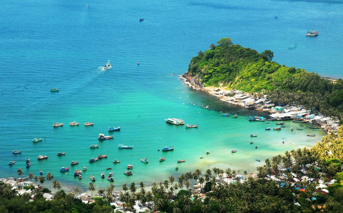 Đảo Nam Du thuộc tỉnh Kiên Giang, cách đất liền khoảng 60km. Bãi biển Nam Du chưa được khai thác nhiều nên tất cả những gì nó có là sự tự nhiên đến chân thành khiến cho bạn cảm thấy thoải mái và gần gũi nhất. Biển ở đây hòa cùng với trời một màu xanh thẳm, bãi cát trắng mịn trải dài hun hút, bầu trời cao vời vợi, những hàng phi lao đu đưa theo gió hát bản tình ca êm đềm, không gian thanh bình khiến tâm hồn bạn thư thái.