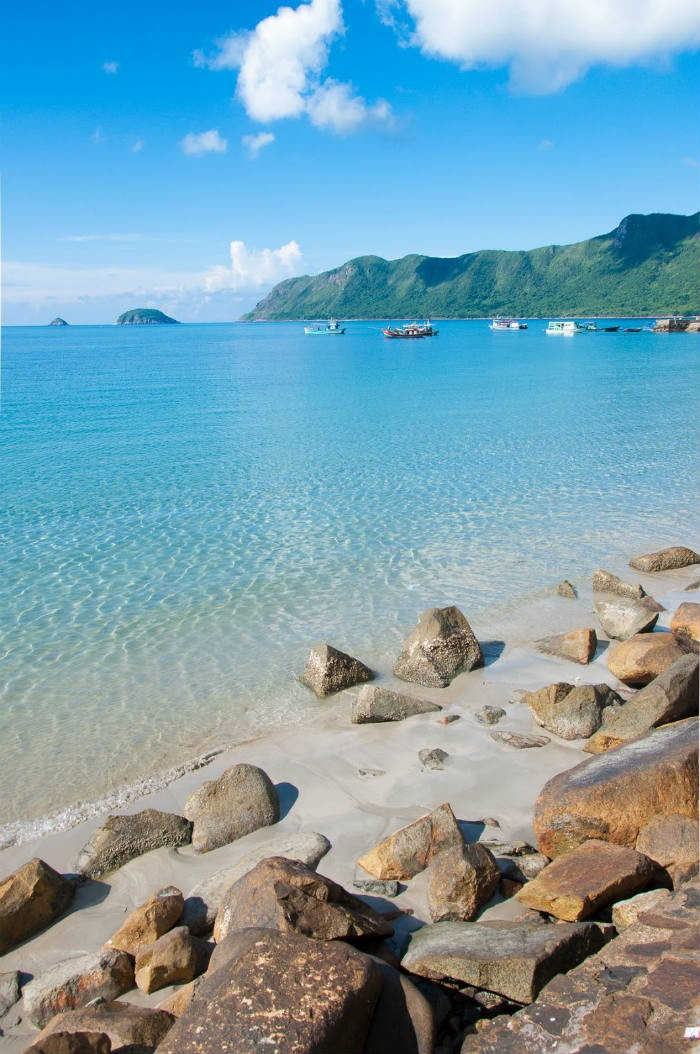 Côn Đảo (Bà Rịa-Vũng Tàu) mang vẻ thanh khiết làm lay động lòng người, với những bãi cát trắng mịn màng và nước biển xanh thẳm. Đến đây, ngoài việc tắm biển, thăm nhà tù Côn Đảo bạn còn có thể xem câu rùa biển, lặn ngắm san hô, cá heo và thưởng thức nhiều loại hải sản tuyệt hảo như tôm hùm, mực trứng.
