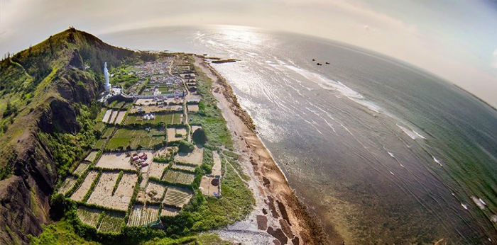 Đảo Lý Sơn thuộc địa bàn tỉnh Quảng Ngãi, một vùng đất sơn thủy hữu tình vì được hình thành bởi năm ngọn núi ôm ấp lấy một bờ biển xanh ngút ngàn. Một lần đến với Lý Sơn, bạn sẽ được chiêm ngưỡng biển trời trong xanh hòa chung một màu, thưởng thức món đặc sản tỏi Lý Sơn, khám phá những hang chùa, những ngôi mộ gió nổi tiếng và đặc biệt ấm lòng với tình người chan hòa của người dân vùng đảo.