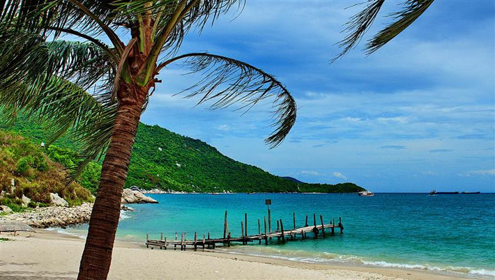 Cù Lao Chàm thuộc địa phận thành phố Hội An của tỉnh Quảng Nam. Đến đây, bạn có thể tìm hiểu nghề lấy tổ yến trứ danh hay tham quan những danh thắng nổi tiếng như hang Tò Vò, hòn Bao Gạo, Suối Mơ, chùa Hải Tạng, đình Đại Càn, lăng ông, Miếu Tổ Nghề Yến, di tích khảo cổ Bãi Làng, Giếng Làng. Cù Lao Chàm được UNESCO công nhận là khu dự trữ sinh quyển Việt Nam do có hệ sinh vật phong phú, đa dạng với nhiều loài sinh vật quý hiếm.