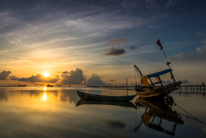 Những chiếc thuyền độc mộc đơn sơ trong bình minh.