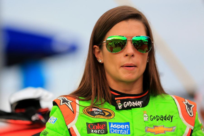 Tổng số thu nhập của Danica Patrick, tay đua xe đường trường NASCAR kiếm được trong năm 2015 là 13,9 triệu USD. Danica Patrick là tay đua nổi tiếng xinh đẹp trong giới đua xe nên cô nhận được rất nhiều hợp đồng quảng cáo. Cô làm đại sứ hình ảnh cho những công ty lớn như Super Bowl hay Go Daddy.