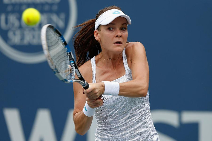 Đứng cuối cùng trong top 10 VĐV nữ kiếm tiền giỏi nhất năm 2015 đó là tay vợt Agnieszka Radwanska. Tay vợt xếp thứ 6 trên BHX ATP này đã kiếm được 6 triệu USD trong năm qua. Cô là gương mặt quảng cáo cho những hàng thời trang thể thao nổi tiếng như Lotto, Babalat và Lexus. Mới đây, Radwanska còn kiếm được nhà tài trợ mới là Workday.