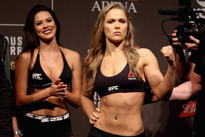 Võ sĩ Ronda Rousey là người đứng thứ 8 trong top 10 VĐV kiếm tiền giỏi nhất mà Forbes vinh danh. Cô võ sĩ xinh đẹp này đã kiếm được tổng số tiền lên tới 6,5 triệu USD. Không chỉ kiếm tiền từ các giải đấu UFC, hợp đồng quảng cáo mà Ronda Rousey còn kiếm được tiền từ những bộ phim hành động mà cô tham gia.