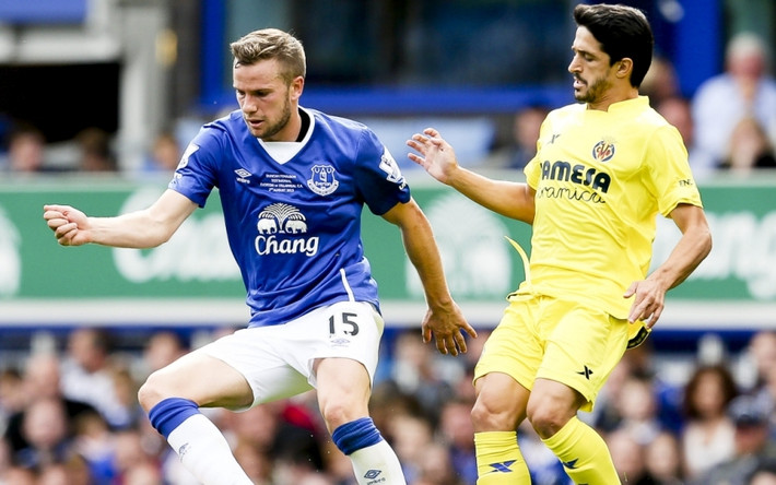 Tom Cleverley từng được kì vọng rất lớn khi còn thi đấu trong màu áo của Man United. Nhưng sau đó, anh không tìm được chỗ đứng trong hàng tiền vệ của CLB thành Manchester và chấp nhận chuyển sang Everton với mong muốn hồi sinh sự nghiệp của mình. Việc đầu tiên mà Cleverley phải làm khi đến Everton đó là thi đấu hết mình để không phụ công HLV Roberto Martinez đã đưa mình về sân Goodison Park.