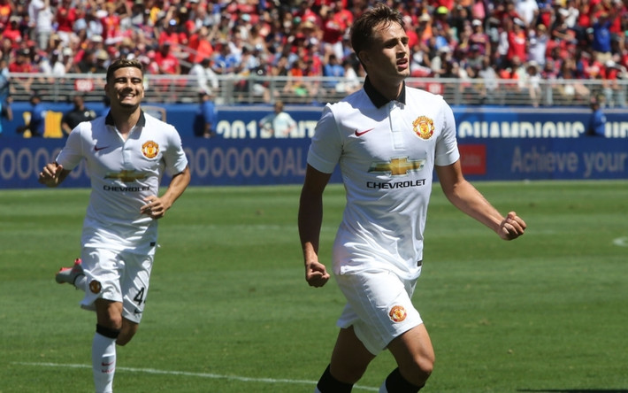 Adnan Januzaj từng được kì vọng là người sẽ thay thế được Cris Ronaldo tại Man United. Nhưng với những gì đã thể hiện thì sự tin tưởng đó càng ngày càng mất đi. Đã ra sân tổng cộng 56 lần trong màu áo của Man United nhưng dấu ấn mà Januzaj để lại thực sự là không quá nhiều. Vậy nên ở mùa giải mới, nếu không thay đổi thì lòng kiên nhẫn của HLV Van Gaal với Januzaj cũng sẽ giảm sút nặng nề.