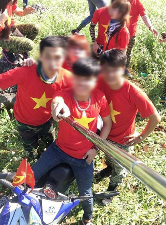 Việc này khiến cho nhiều người dân tại Hà Giang cũng như rất nhiều cư dân mạng bức xúc. Với người dân Hà Giang, tam giác mạch là loại cây cứu đói của họ trong mùa giáp hạt. Hành động dẫm đạp lên loài cây này khiến những người dân nơi đây sẽ bị thất thu về số lượng.