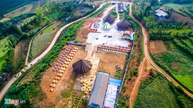 Khung cảnh trung tâm lễ hội hoa tam giác mạch Hà Giang 2015 chụp từ trên cao.