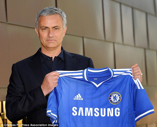Với tính kiêu ngạo, Jose Mourinho luôn gây tranh cãi về hành động và phát ngôn của mình. Điển hình là việc chế giễu Arsene Wenger là “chuyên gia thất bại”, chọc vào mắt của Tito Vilanova trong trận El Clasico năm 2011.