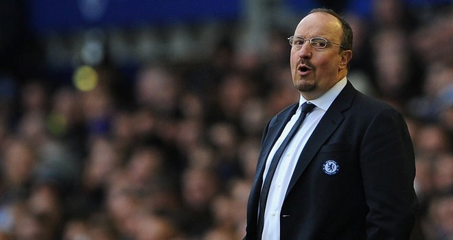 Fan Chelsea giận dữ khi Chủ tịch Abramovich sa thải HLV Roberto Di Matteo, người đã mang về chiếc cup UEFA Champions League để thay bằng Rafa Benitez. Chiến lược gia người Tây Ban Nha từng có những phát biểu không hay về Chelsea khi còn tại vị ở Liverpool. Dù giúp Chelsea vô địch Europa League, Rafa Benitez vẫn bị sa thải ngay khi mùa giải 2012/13 kết thúc.
