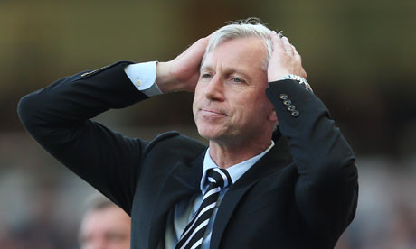 Pardew gây ra quá nhiều bê bối làm xấu hình ảnh “Chích chòe” như chế giễu CĐV West Ham, đẩy ngã trợ lý trọng tài Stuart Burt, lăng mạ đồng nghiệp Manuel Pellegrini, húc đầu vào cầu thủ David Meyler của Hull City.
