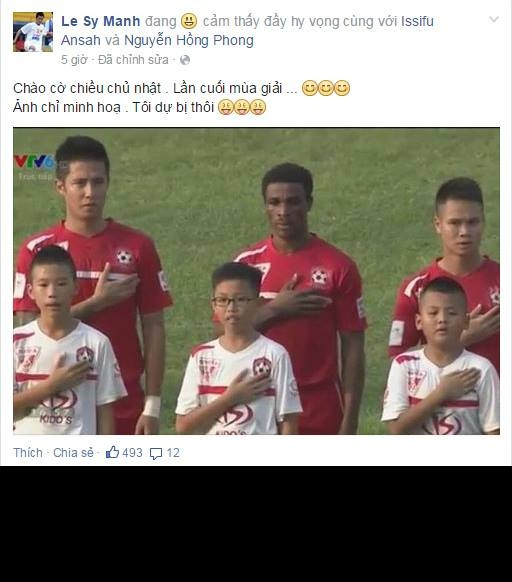 Còn cầu thủ Sỹ Mạnh của CLB Hải Phòng thì đăng tấm hình anh chào cờ và kèm theo dòng chia sẻ khá hóm hỉnh: "Chào cờ chiều chủ nhật. Lần cuối cùng của mùa giải. Ảnh chỉ mang tính minh họa, còn tôi ngồi dự bị".