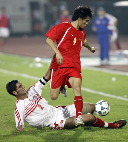 U23 Việt Nam đụng Olympic Oman trên sân nhà Mỹ Đình. Bằng các bàn thắng của Vũ Phong và Minh Chuyên, U23 Việt Nam đã có chiến thắng ấn tượng 2-0 trước đại diện của Tây Á. Nhưng chừng đó là không đủ để đưa U23 Việt Nam tới VCK được diễn ra tại Trung Quốc.