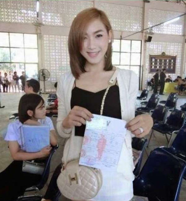 Một cô nàng chuyển giới xinh đẹp trong buổi khám nghĩa vụ quân sự vừa qua tại Thái Lan.