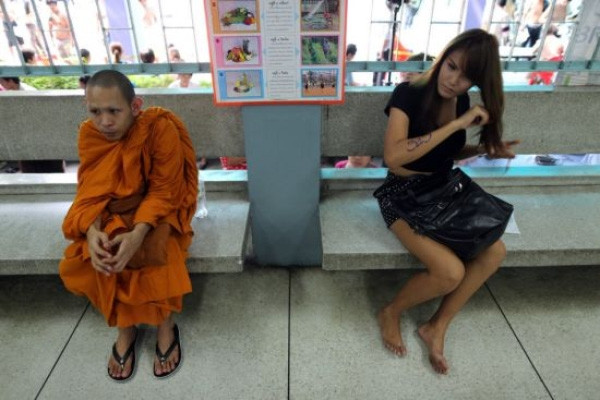 Trong lúc chờ đợi tới lượt mình khám thì họ có thể tranh thủ làm đẹp. Nhìn những người chuyển giới này đẹp chẳng khác gì con gái.