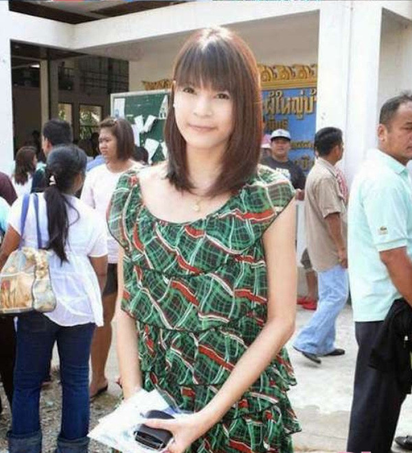 Những cô nàng chuyển giới tươi tắn đến tham gia buổi khám nghĩa vụ quân sự.