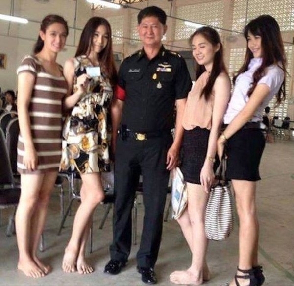 Dàn bóng hồng chuyển giới vây quanh chụp ảnh chung với tuyển trạch viên của quân đôi Thái Lan.