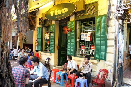 Các cửa hàng cafe với phong cách retro, vintage mà giới trẻ hay gọi là cafe sang chảnh mọc lên như nấm ở Hà Nội. Nhưng những bài trí cầu kì, lộng lẫy không thu hút bạn trẻ bằng cafe đơn giản ở vỉa hè.