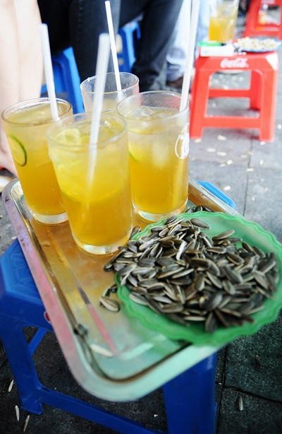 Một lựa chọn khác cho những người thích ngồi vỉa hè là trà chanh, thức uống thịnh hành trong mấy năm gần đây. Các tuyến phố như Đào Duy Từ, Chợ Gạo, Nhà Thờ là tụ điểm trà chanh nổi tiếng của giới trẻ Hà Nội. Đến đây, các bạn có thể nghe đủ các câu chuyện “trên trời, dưới biển” có thể hiểu được giới trẻ đang thích gì, ghét gì.