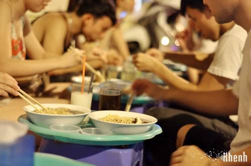 Đặc điểm chung của các quán gánh là thiếu không gian và cơ sở vật chất. Chỉ với những chiếc ghế nhựa thấp vừa làm bàn vừa làm ghế nhưng hương vị của món ăn không thua kém chút nào với những quán sang trọng.