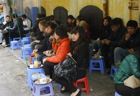 Chỉ vài chiếc ghế nhựa kiêm chức năng của cả ghế lẫn bàn nhưng các quán cà phê kiểu này có sức hút kì duyệt với bạn trẻ. Nếu có thời gian rảnh, ngồi ở các quán cafe trên phố như Nguyễn Hữu Huân, Tạ Hiện hay Triệu Việt Vương, bạn sẽ hiểu tại sao nó lại hấp dẫn giới trẻ đến vậy.